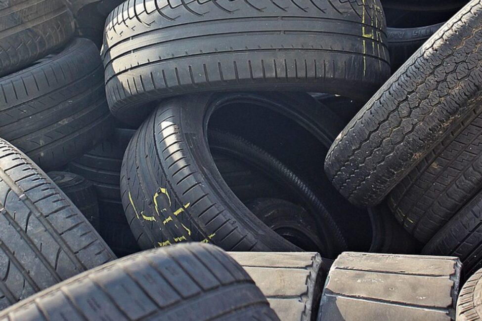 Convertir los residuos en riqueza: iniciar un negocio de reciclaje de neumáticos en África